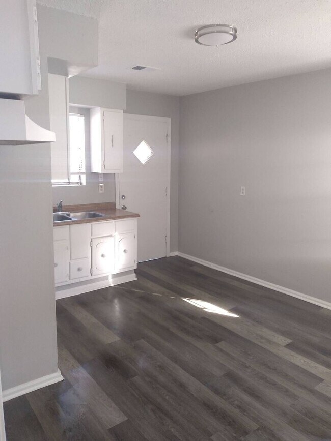 Building Photo - Spacious 3 bedroom 2 bath home