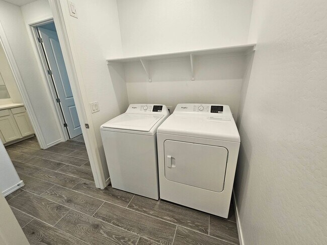 Building Photo - Stunning views