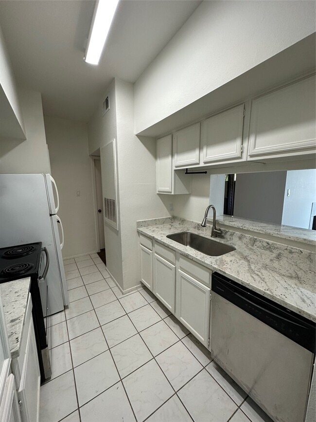 Building Photo - 2025 Augusta Dr