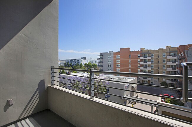 Building Photo - NEW FLOORS! Spacious 2 Bedroom 2 Bathroom ...