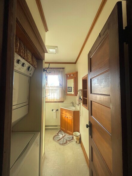 Building Photo - 830 Plymouth Ave