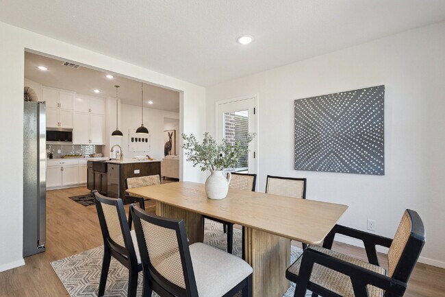 Building Photo - Fully Furnished 4 Bedroom