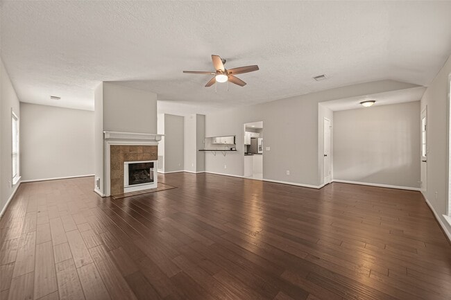 Building Photo - 27 Lush Meadow Pl