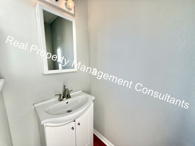 Building Photo - Updated 3-Bedroom Townhome Live Deposit Free with Obligo