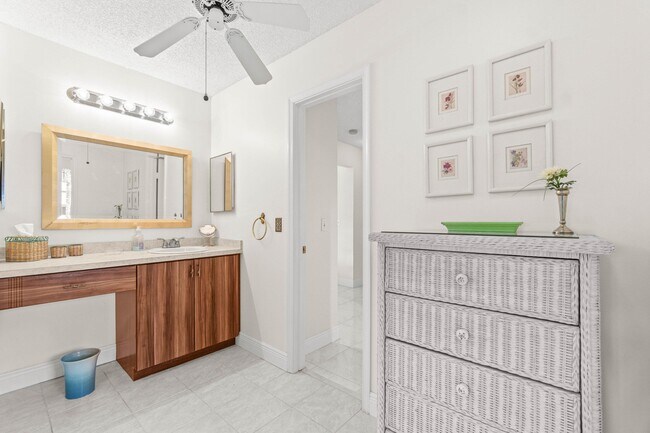 Building Photo - 10990 Greentrail Dr S