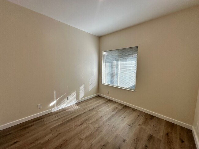 Building Photo - 387 S 58th St
