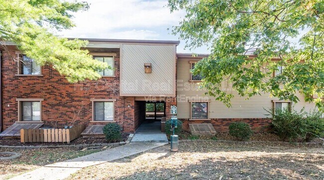 Building Photo - 102 Woodhenge Dr