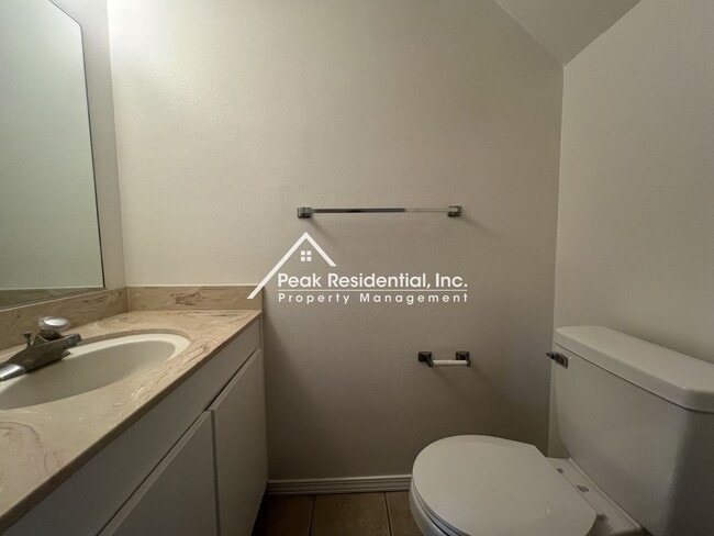 Building Photo - Spacious Carmichael 2bd/2.5ba Townhouse wi...