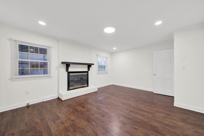 Building Photo - Beautifully Renovated Three Bed Two Bath R...
