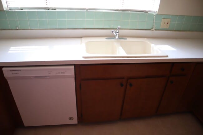 Building Photo - Livable, Lovable, & Avaiable!