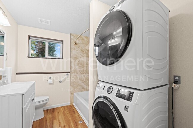 Building Photo - Updated 3 Bed 2 Bath Home With Brand New 2...