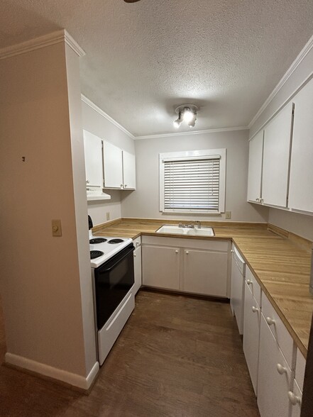 Building Photo - 811 Colony Dr