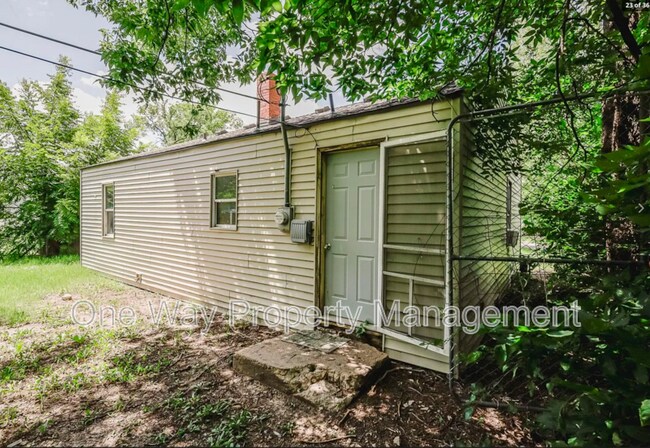 Building Photo - 1738 N Poplar Ave