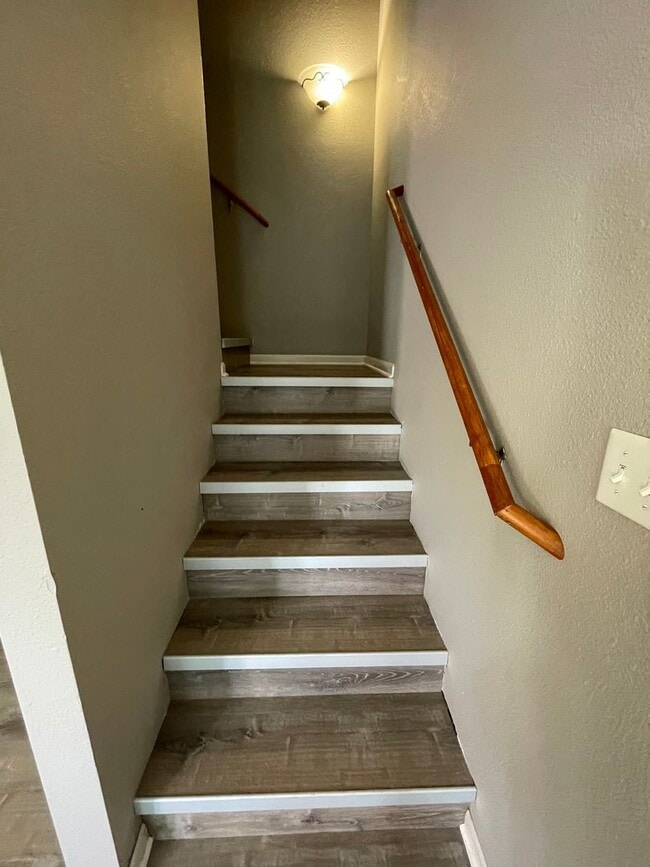 Building Photo - 4 bed/ 2 bath townhouse