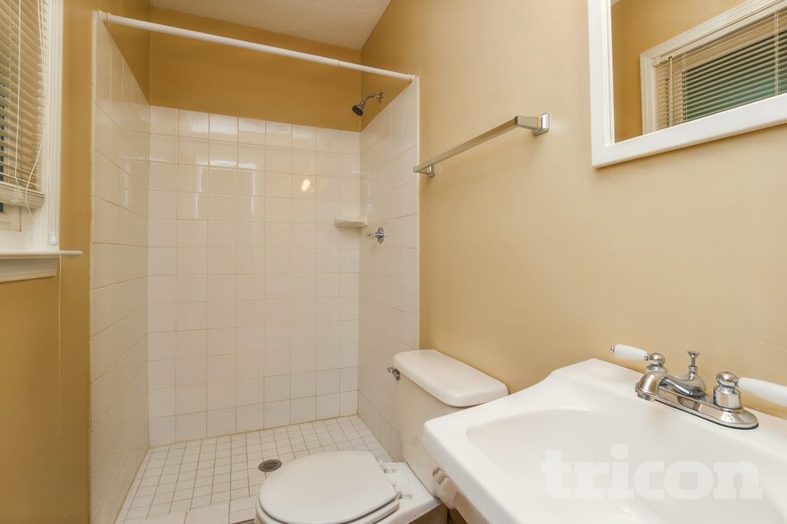 Building Photo - 2807 Alamo Pl