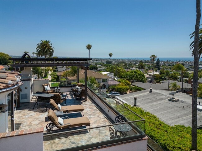 Building Photo - Prestigious Ocean View Retreat – Fully Rem...