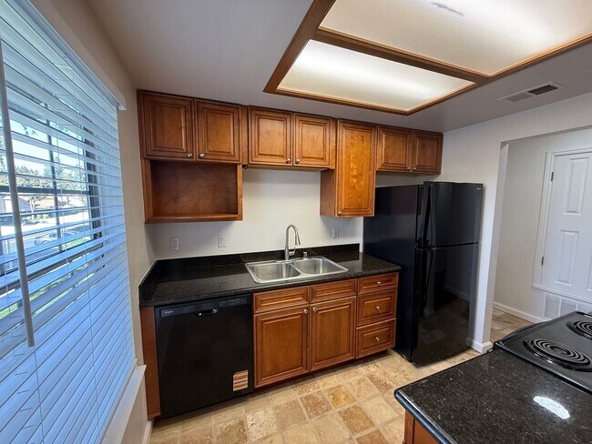 Building Photo - Parkview Condo close to shopping & Freeway!