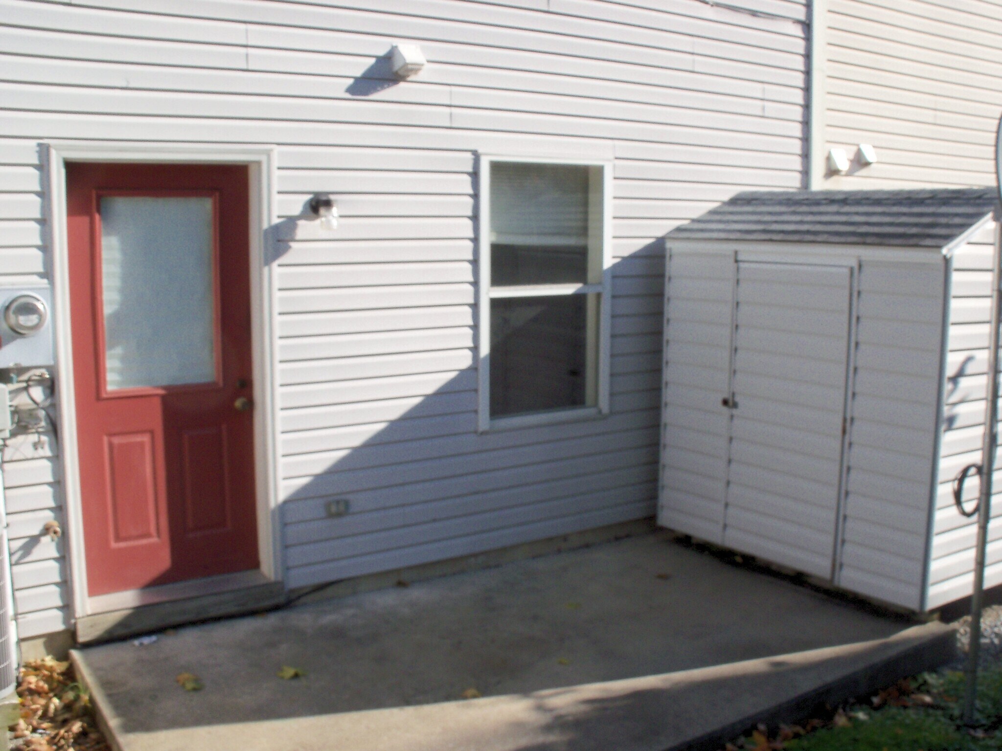 Back patio and shed - 741D Union St