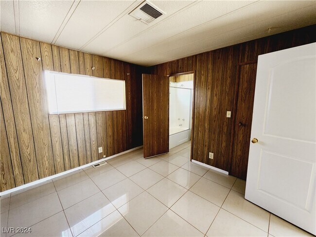 Building Photo - 6135 Carlsbad Ave