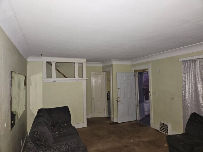 Building Photo - 2225 Academy Ave