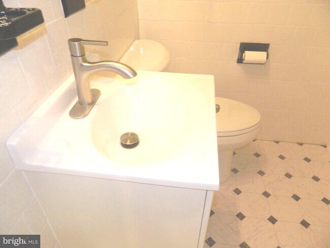 Building Photo - 513 12th St NE