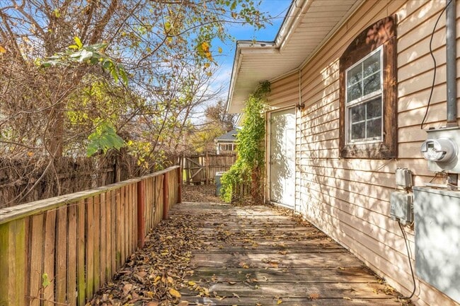 Building Photo - 913 S Hoff Ave