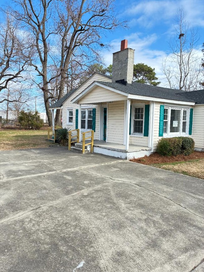 Building Photo - 1601 Queen St E