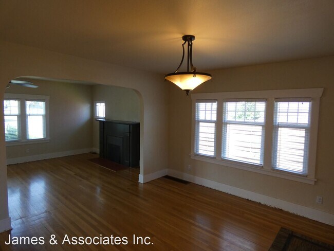 Building Photo - 3 br, 1 bath House - 221 W 9th Street