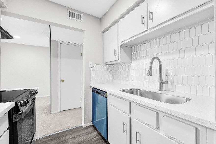 Building Photo - 6410 Del Monte Dr