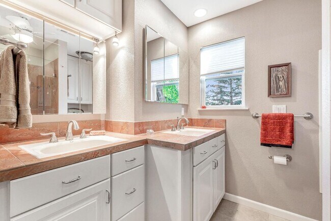 Building Photo - Recently updated spacious 3 bedroom 2.5 bath townhome available soon