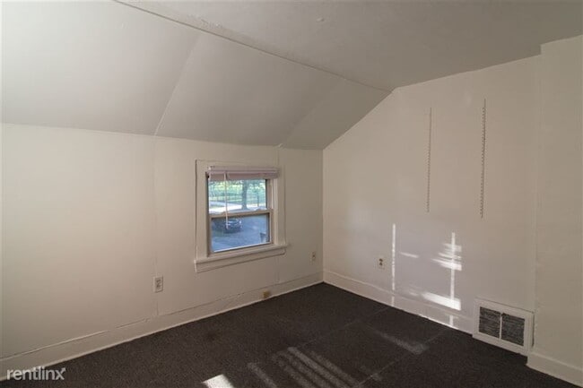 Building Photo - 809 S Division St