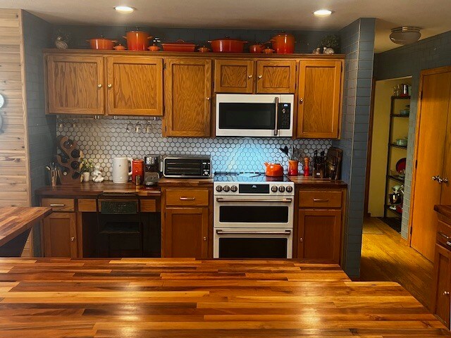 Kitchen - 12505 S Center Ln