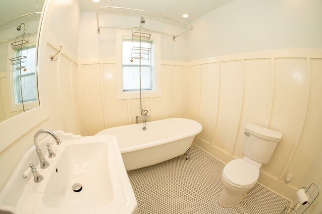 Building Photo - Updated 2 Bed, 1.5 Bath in Tulsa!