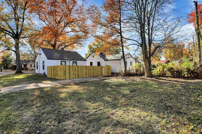 Building Photo - 3088 Manhattan Ave