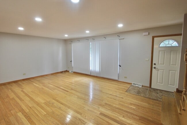 Building Photo - 7108 W Niles Ave