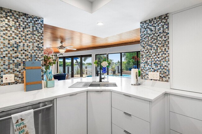 Building Photo - 25 NW 24th Ct