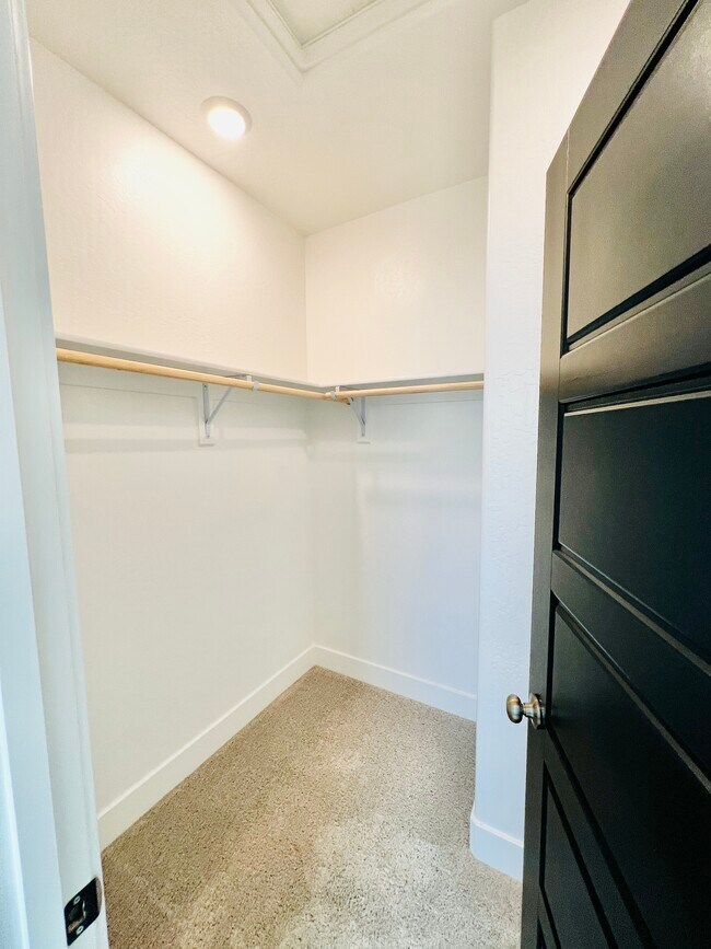 Building Photo - 2821 E Tamarind Dr