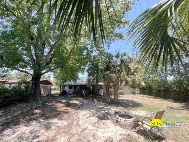 Building Photo - Centrally located and renovated Fort Walto...
