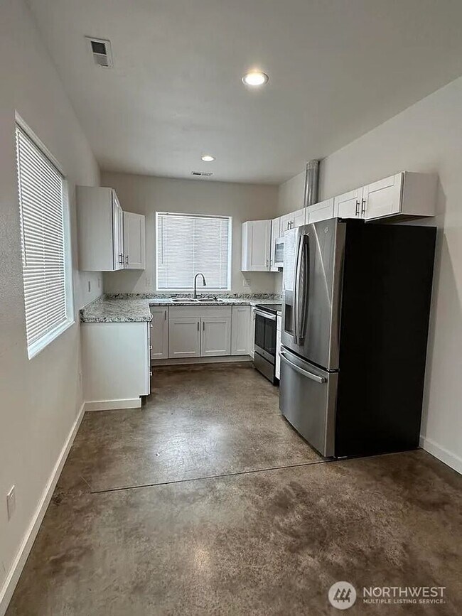 Building Photo - 3 Bedroom Unit in 4 Plex, close to Downtown Moses Lake!