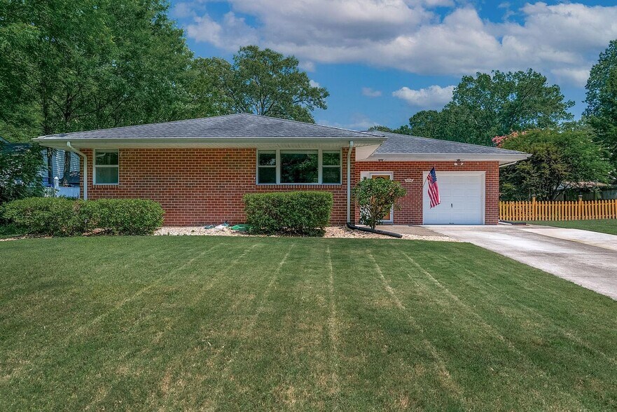 Building Photo - 504 Kirkwood Ln