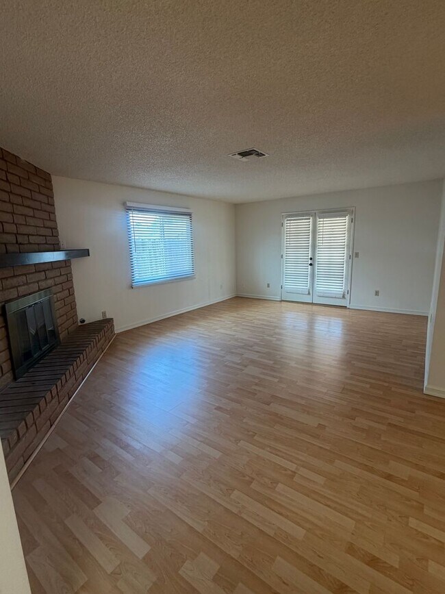Building Photo - Charming 3 bedroom 2 bathroom home located in Hanford
