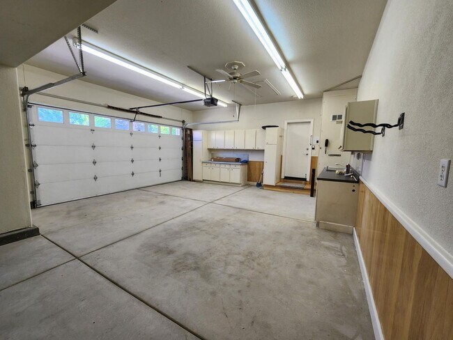 Building Photo - 6086 Cielo Cir