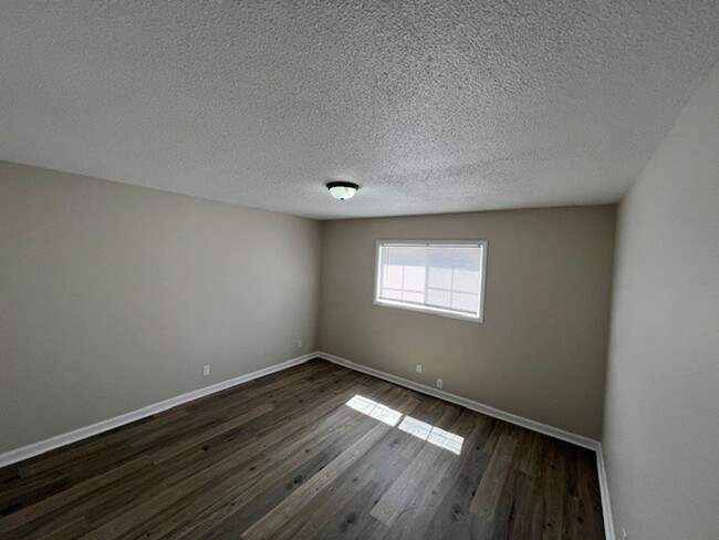 Building Photo - Newly Renovated 3B/1B Apartment Available ...