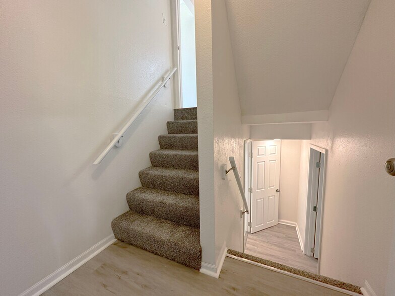 Building Photo - 1417 La Chateau Dr