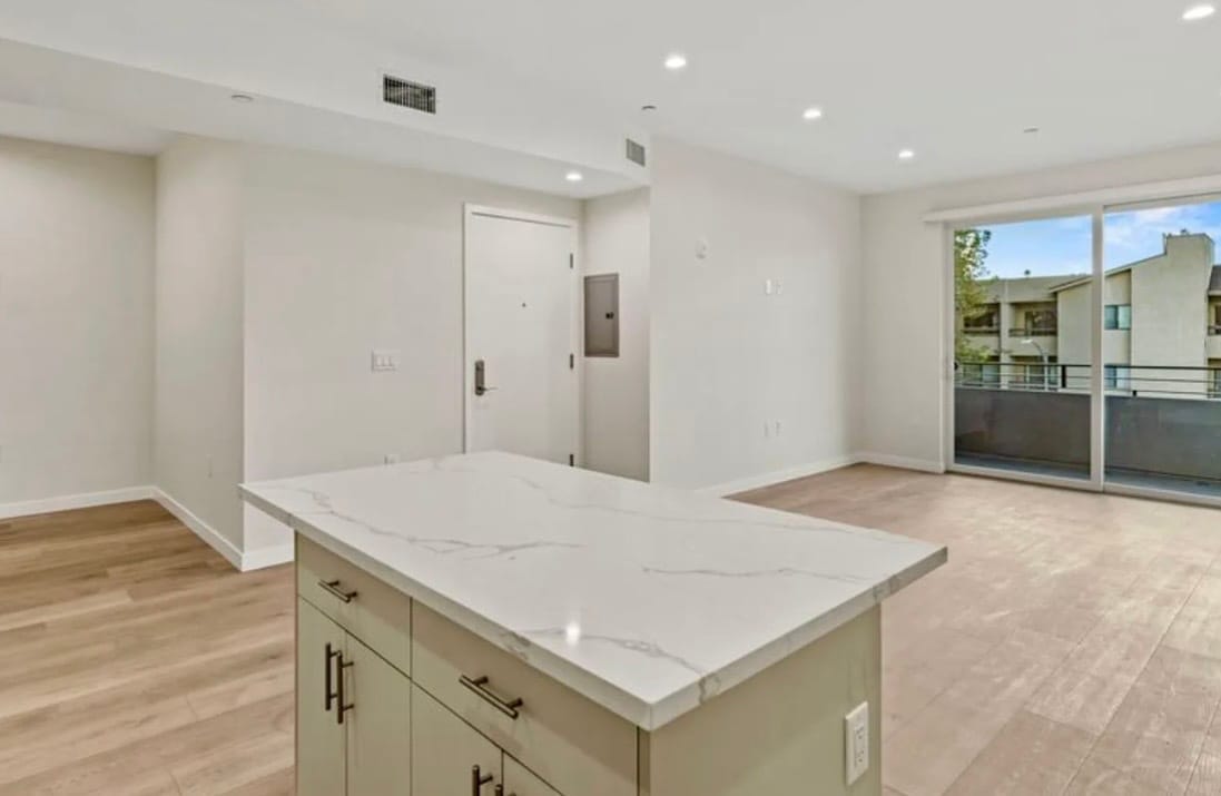 Building Photo - 439 Oak St