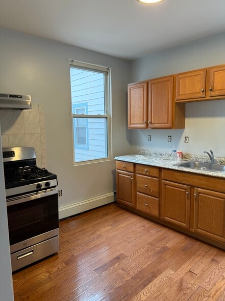 Building Photo - 75 Putnam St