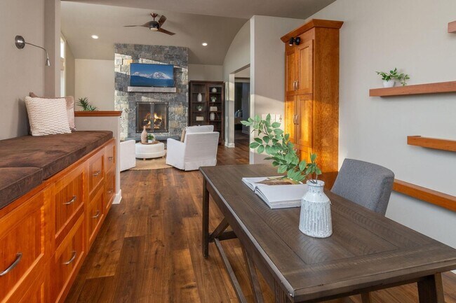 Building Photo - Stunning Tumalo Estate-6 Bed - 7.5 Bath ov...