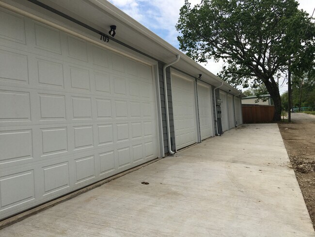 Building Photo - 709 W Woodard St