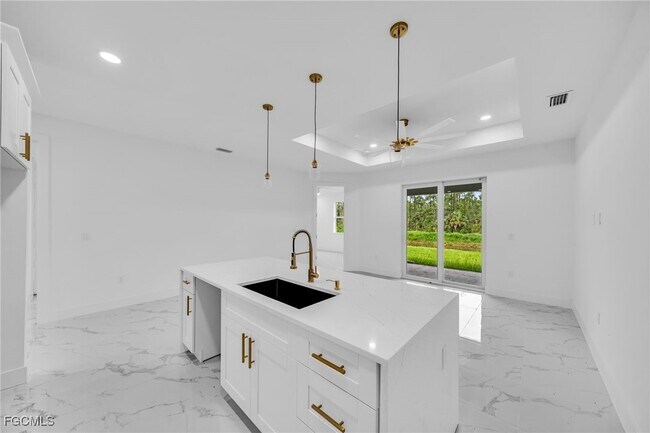 Building Photo - 314 Urbana St