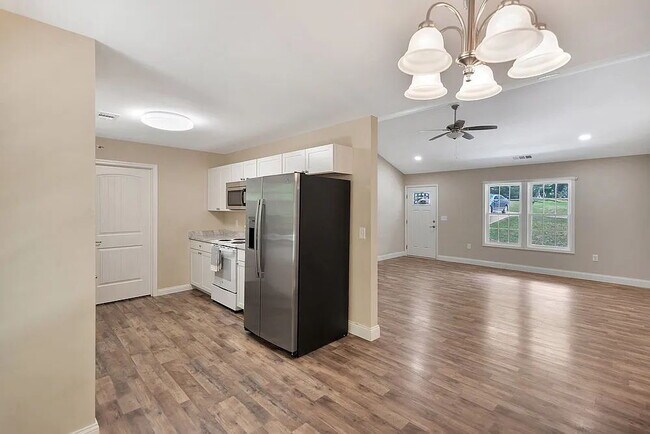 Building Photo - Charming 3-Bedroom Haven with 2 Full Baths...